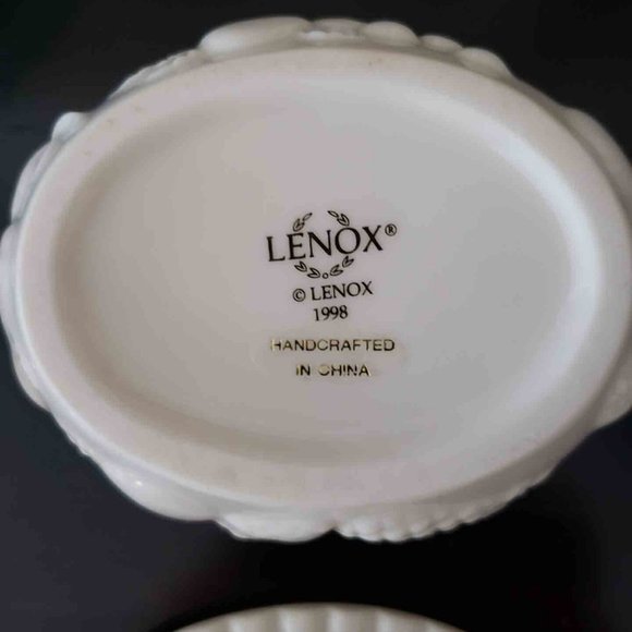 Small Lenox Porcelain Keepsake Box White Gold 1998 - Picture 3 of 3